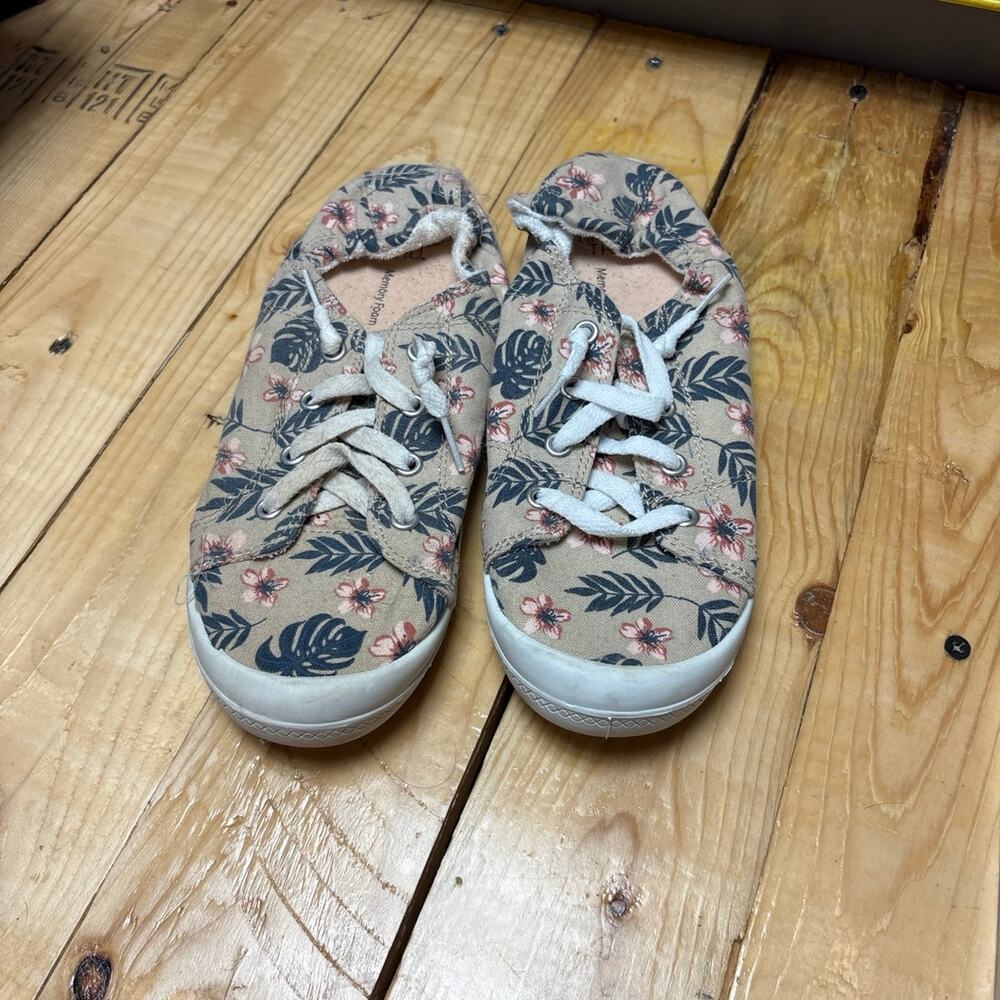 Women’s size 7 shoes